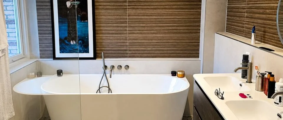Maatwerk sanitair en tegelwerk in een gerenoveerde badkamer.