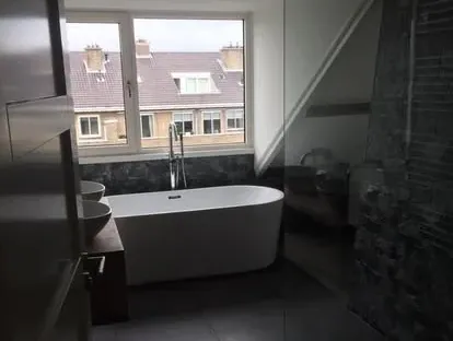 Afgewerkte badkamer na renovatie door KOZ BOUW BV in de regio Den Haag.