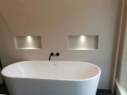 Maatwerk sanitair en tegelwerk in een gerenoveerde badkamer.