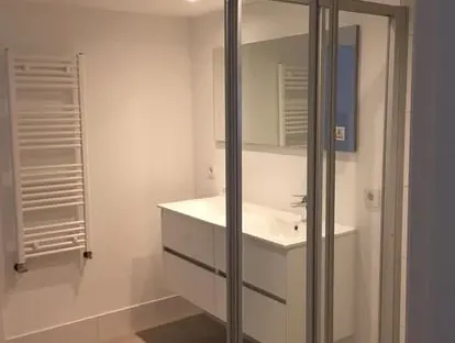 Maatwerk sanitair en tegelwerk in een gerenoveerde badkamer.