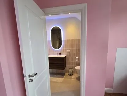 Maatwerk sanitair en tegelwerk in een gerenoveerde badkamer.