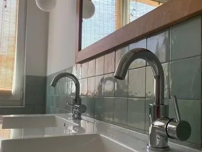 Afgewerkte badkamer na renovatie door KOZ BOUW BV in de regio Den Haag.