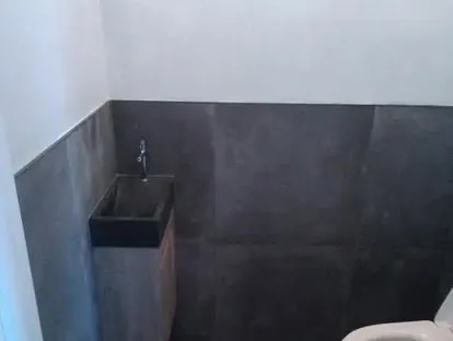 Afgewerkte badkamer na renovatie door KOZ BOUW BV in de regio Den Haag.