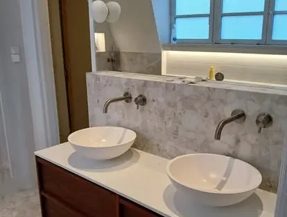 Maatwerk sanitair en tegelwerk in een gerenoveerde badkamer.