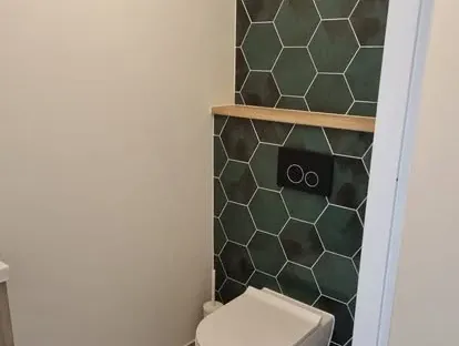 Maatwerk sanitair en tegelwerk in een gerenoveerde badkamer.