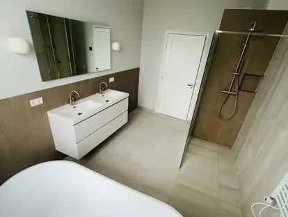 Afgewerkte badkamer na renovatie door KOZ BOUW BV in de regio Den Haag.