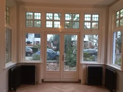 Afgewerkte badkamer na renovatie door KOZ BOUW BV in de regio Den Haag.