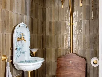 Badkamerrenovatie met zorgvuldig afgestemd sanitair, tegelwerk en verlichting.