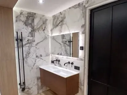 Afgewerkte badkamer na renovatie door KOZ BOUW BV in de regio Den Haag.