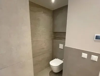 Afgewerkte badkamer na renovatie door KOZ BOUW BV in de regio Den Haag.