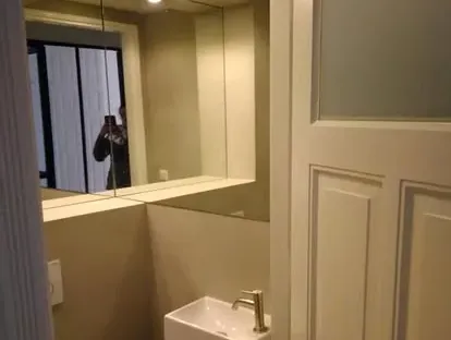 Afgewerkte badkamer na renovatie door KOZ BOUW BV in de regio Den Haag.