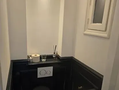 Maatwerk sanitair en tegelwerk in een gerenoveerde badkamer.