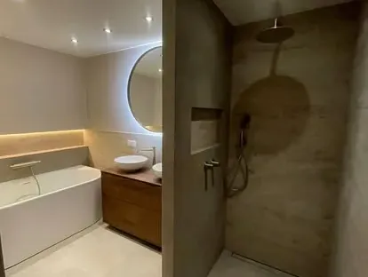 Maatwerk sanitair en tegelwerk in een gerenoveerde badkamer.