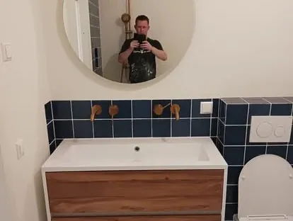 Maatwerk sanitair en tegelwerk in een gerenoveerde badkamer.