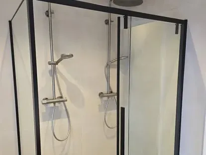 Afgewerkte badkamer na renovatie door KOZ BOUW BV in de regio Den Haag.