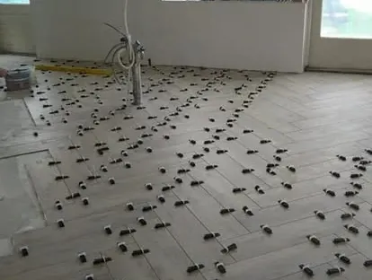 Badkamerrenovatie met zorgvuldig afgestemd sanitair, tegelwerk en verlichting.
