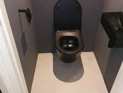 Maatwerk sanitair en tegelwerk in een gerenoveerde badkamer.