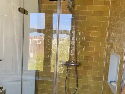 Maatwerk sanitair en tegelwerk in een gerenoveerde badkamer.