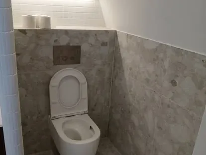 Badkamerrenovatie met zorgvuldig afgestemd sanitair, tegelwerk en verlichting.
