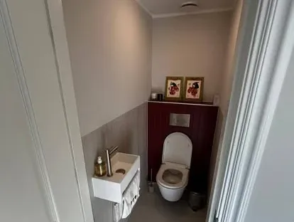Badkamerrenovatie met zorgvuldig afgestemd sanitair, tegelwerk en verlichting.