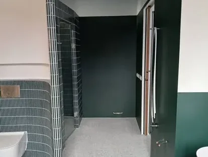 Badkamerrenovatie met zorgvuldig afgestemd sanitair, tegelwerk en verlichting.