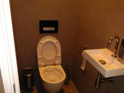 Afgewerkte badkamer na renovatie door KOZ BOUW BV in de regio Den Haag.