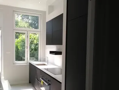 Afgewerkte badkamer na renovatie door KOZ BOUW BV in de regio Den Haag.