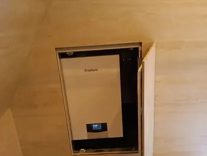 Badkamerrenovatie met zorgvuldig afgestemd sanitair, tegelwerk en verlichting.