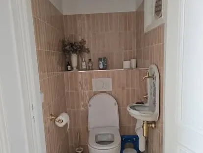Maatwerk sanitair en tegelwerk in een gerenoveerde badkamer.