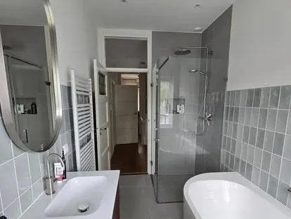 Afgewerkte badkamer na renovatie door KOZ BOUW BV in de regio Den Haag.
