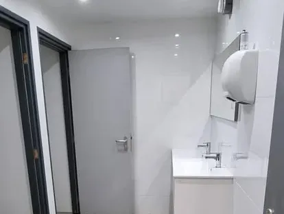Afgewerkte badkamer na renovatie door KOZ BOUW BV in de regio Den Haag.