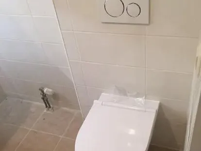 Maatwerk sanitair en tegelwerk in een gerenoveerde badkamer.