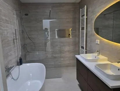 Afgewerkte badkamer na renovatie door KOZ BOUW BV in de regio Den Haag.