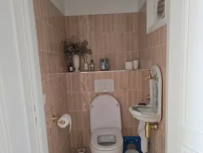 Afgewerkte badkamer na renovatie door KOZ BOUW BV in de regio Den Haag.