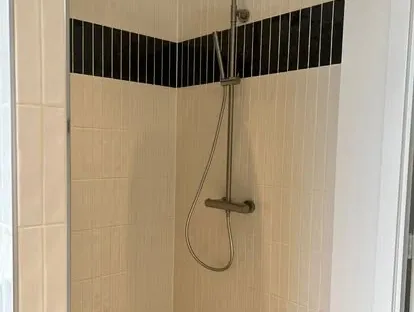 Badkamerrenovatie met zorgvuldig afgestemd sanitair, tegelwerk en verlichting.