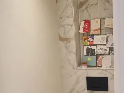 Badkamerrenovatie met zorgvuldig afgestemd sanitair, tegelwerk en verlichting.
