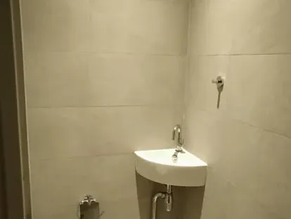 Badkamerrenovatie met zorgvuldig afgestemd sanitair, tegelwerk en verlichting.