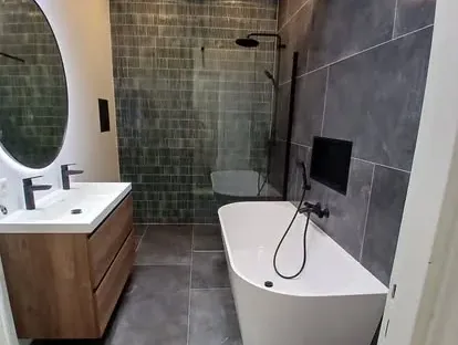 Afgewerkte badkamer na renovatie door KOZ BOUW BV in de regio Den Haag.