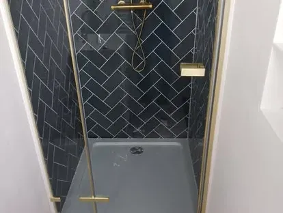 Maatwerk sanitair en tegelwerk in een gerenoveerde badkamer.
