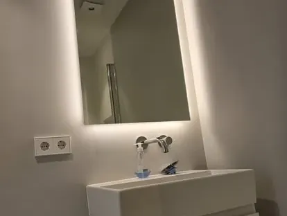 Maatwerk sanitair en tegelwerk in een gerenoveerde badkamer.