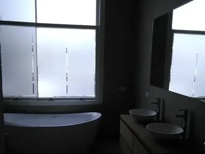 Afgewerkte badkamer na renovatie door KOZ BOUW BV in de regio Den Haag.