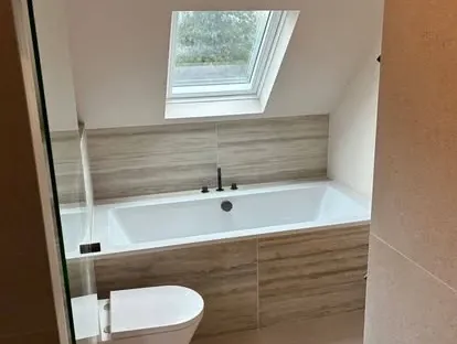 Afgewerkte badkamer na renovatie door KOZ BOUW BV in de regio Den Haag.