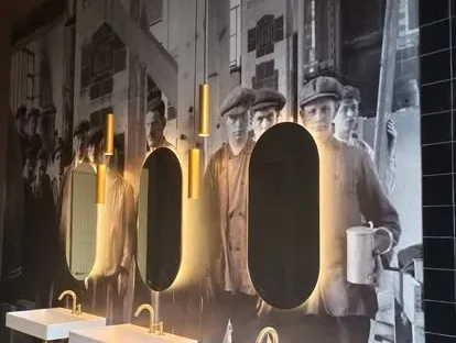 Maatwerk sanitair en tegelwerk in een gerenoveerde badkamer.