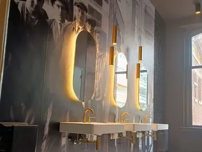 Badkamerrenovatie met zorgvuldig afgestemd sanitair, tegelwerk en verlichting.