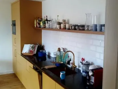 Badkamerrenovatie met zorgvuldig afgestemd sanitair, tegelwerk en verlichting.