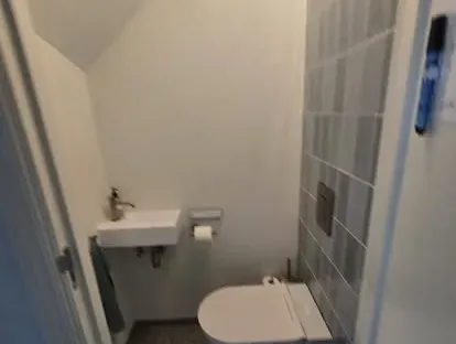 Afgewerkte badkamer na renovatie door KOZ BOUW BV in de regio Den Haag.