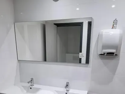 Maatwerk sanitair en tegelwerk in een gerenoveerde badkamer.