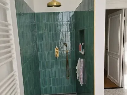 Maatwerk sanitair en tegelwerk in een gerenoveerde badkamer.