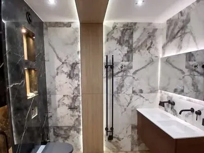 Afgewerkte badkamer na renovatie door KOZ BOUW BV in de regio Den Haag.