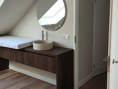 Maatwerk sanitair en tegelwerk in een gerenoveerde badkamer.